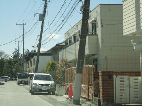 写真 浦安02「傾く電柱」.jpg