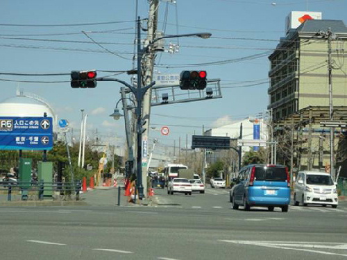 写真 浦安03「ぼこぼこの道路」.jpg