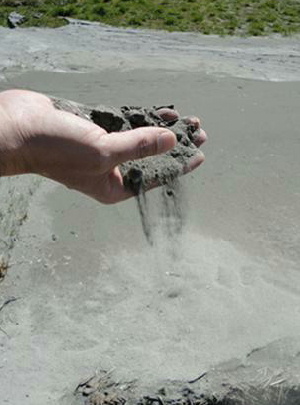写真 浦安11「液状化で噴出した砂」.jpg