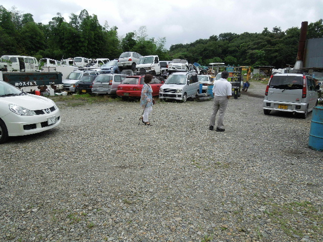 写真 野立て太陽光02 廃車置場.jpg